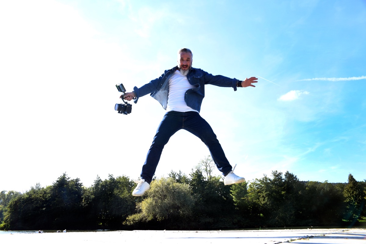 Laurent Dimberton, vidéaste professionnel, en plein tournage caméra à l'épaule