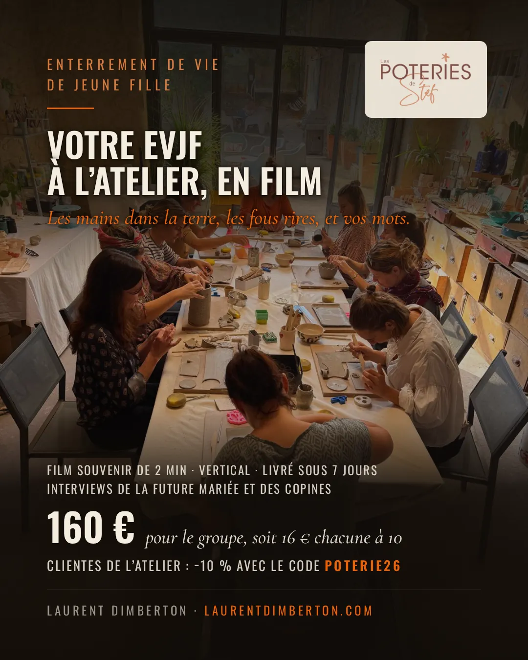 Un groupe d'amies autour d'une grande table pendant un atelier poterie aux Poteries de Stef. Votre EVJF à l'atelier, en film : film souvenir de 2 minutes, vertical, livré sous 7 jours, 160 € pour le groupe.